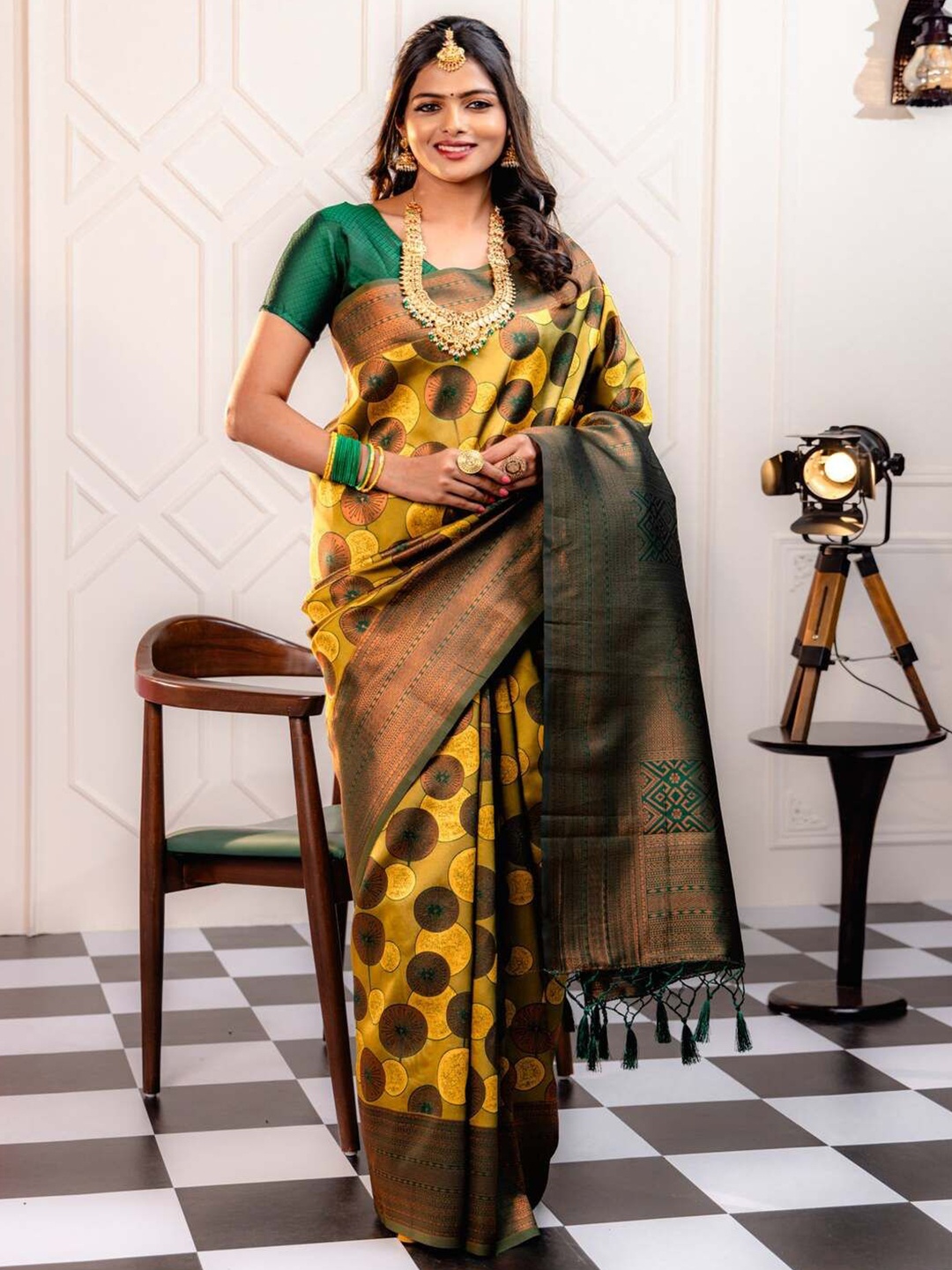 

DIVASTRI Woven Design Zari Banarasi Saree, Yellow