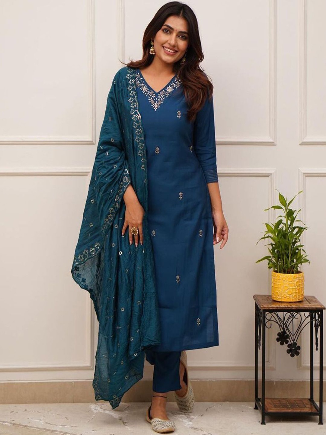 

DIVASTRI Floral Embroidered Thread Work Kurta With Trousers And Dupatta, Teal