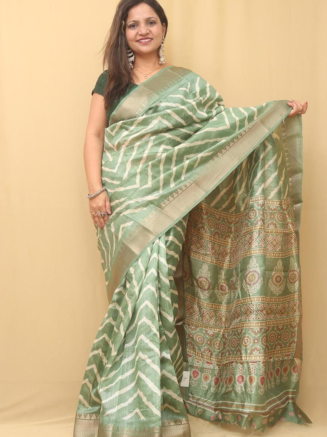 

Luxurionworld Leheriya Printed Woven Design Saree, Green