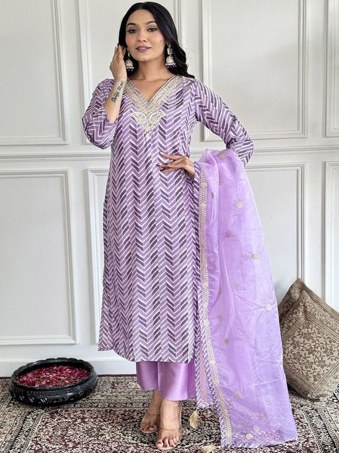 

DIVASTRI Chevron Printed V Neck Thread Work With Kurta Trousers & Dupatta, Purple