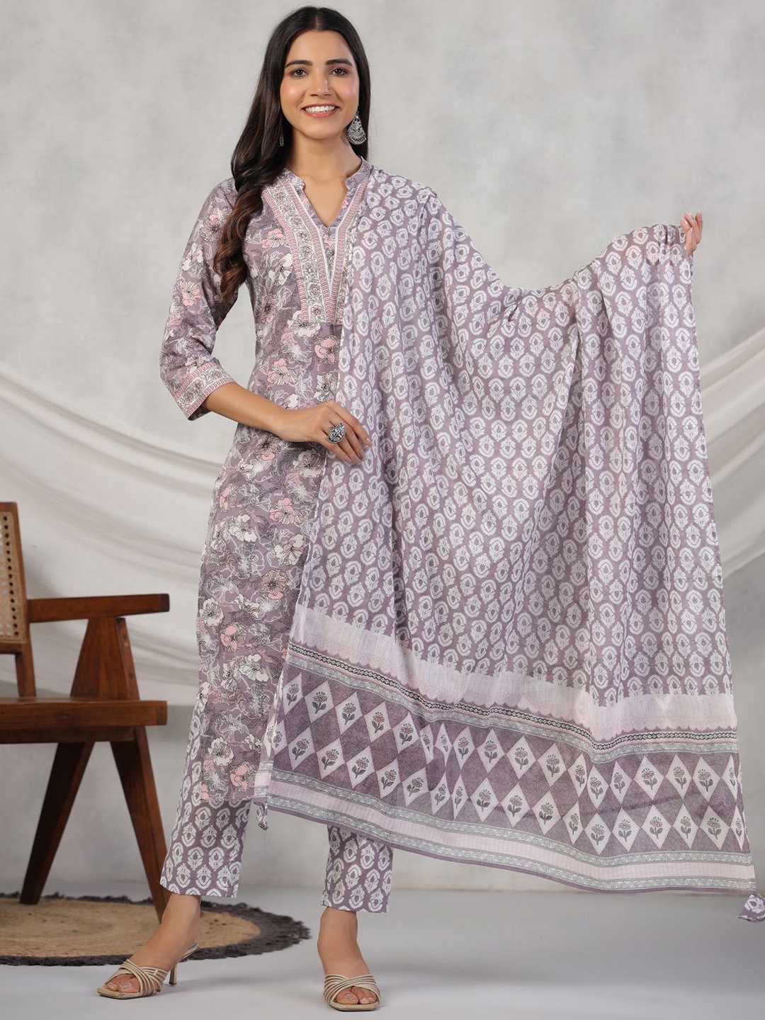 

Sangria Pink Floral Printed Mandarin Collar Pure Cotton Kurta With Trousers & Dupatta, Grey