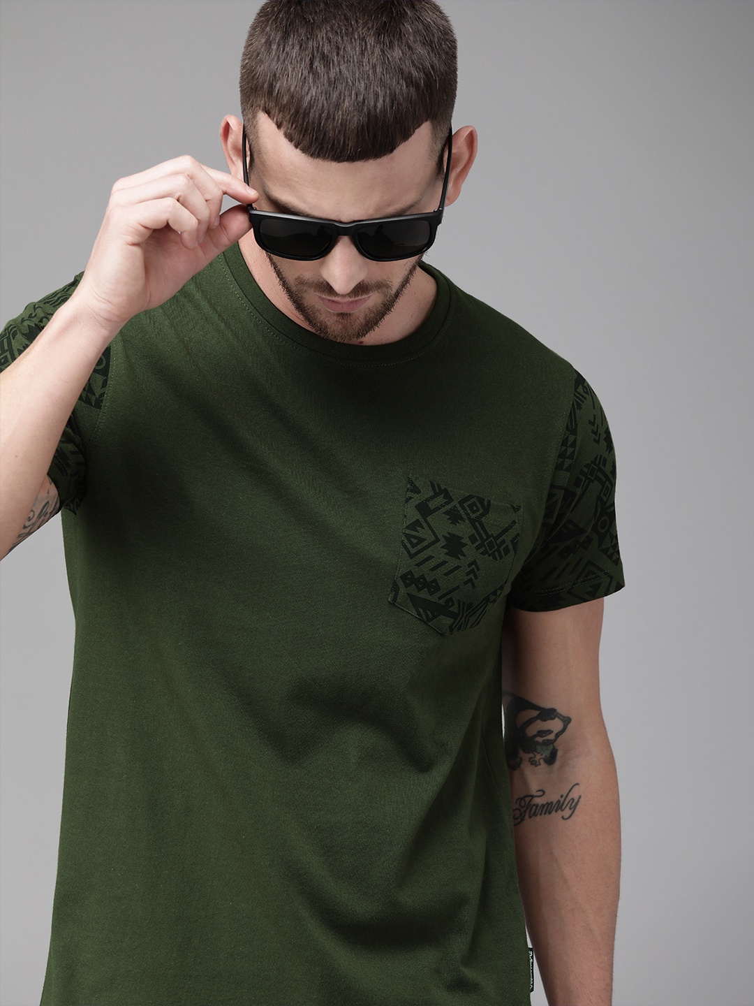 

The Roadster Lifestyle Co Men Olive Green Solid Round Neck T-shirt With Printed Detail