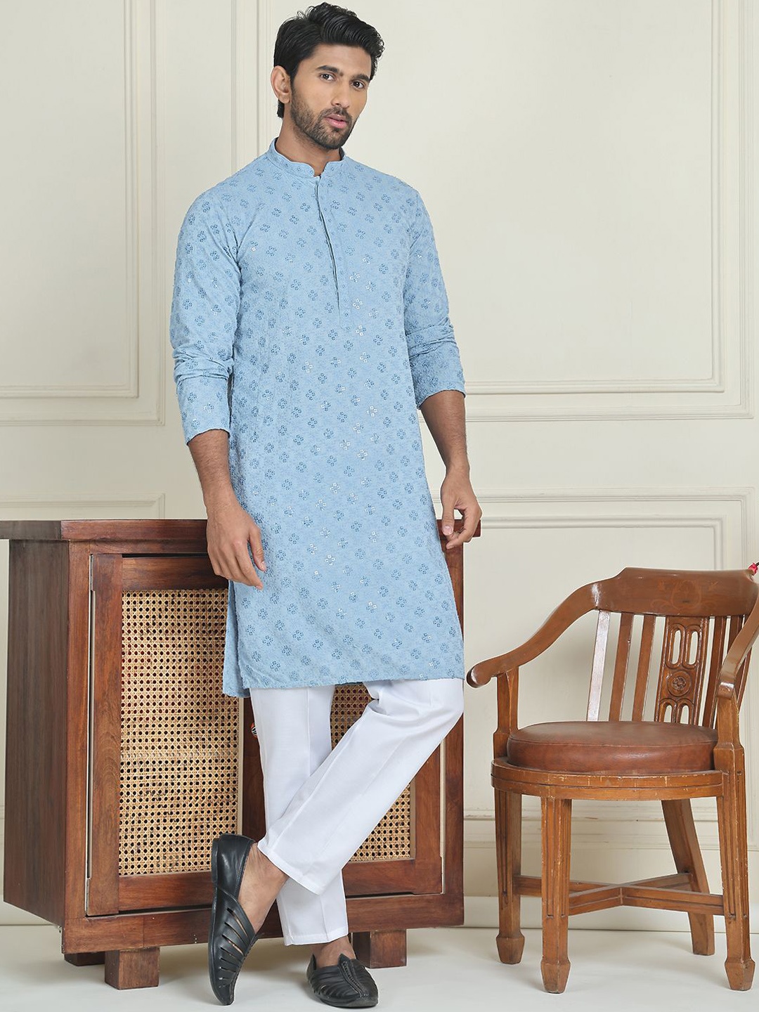 

Anouk Blue Floral Embroidered Mandarina Collar Kurta With Pyjama