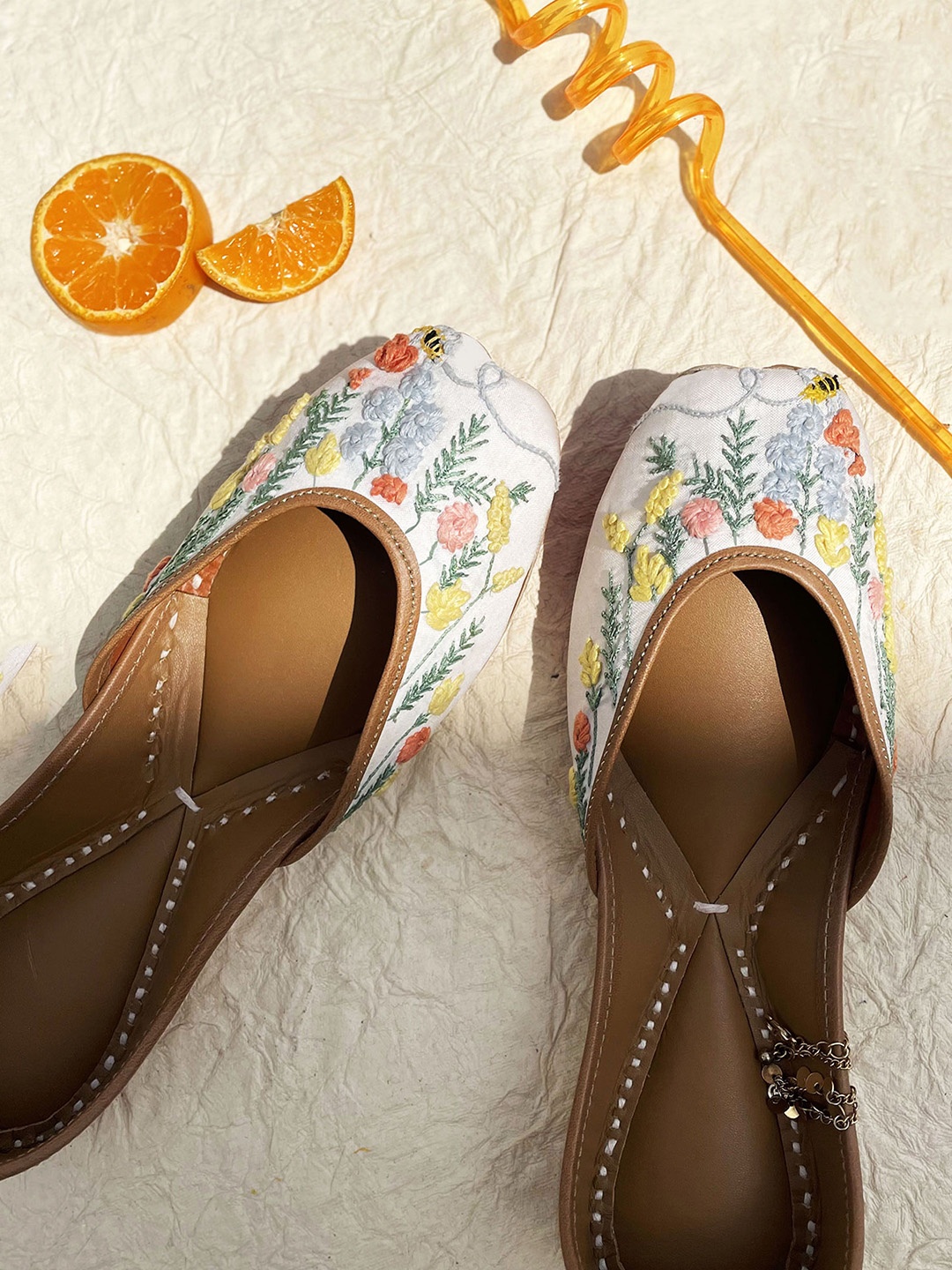 

Kurrbat Women Woven Design Round Toe Mojaris, White