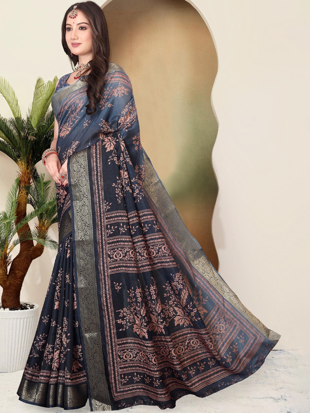 

MAGNEITTA Floral Printed Zari Saree, Navy blue