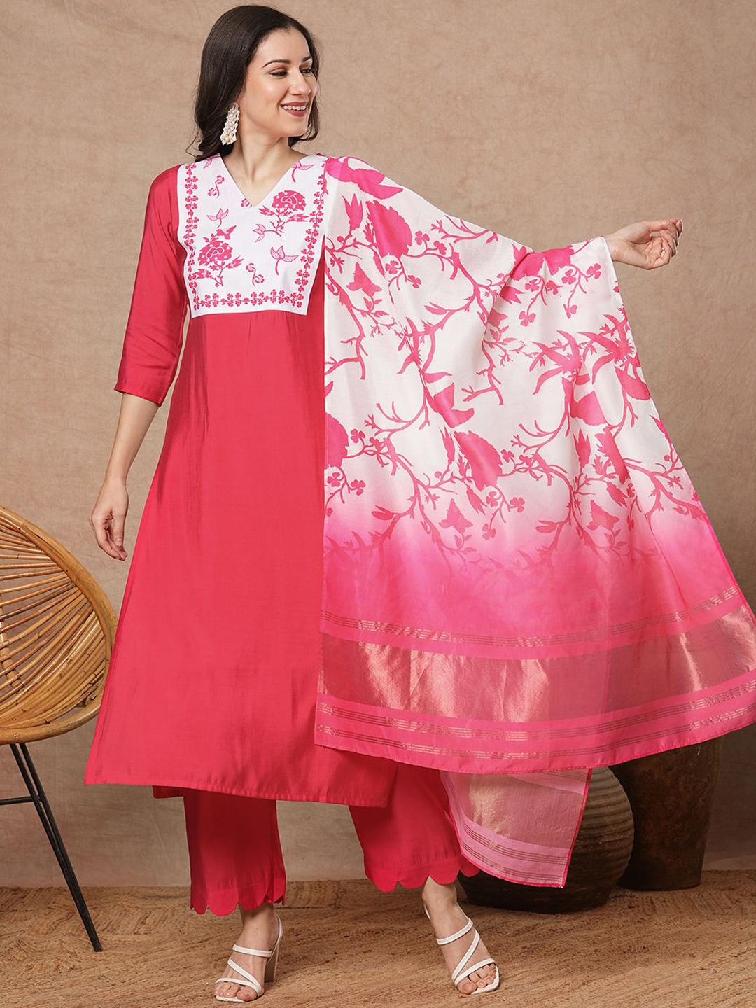 

GoSriKi Floral Printed V-Neck Straight Kurta With Palazzos And Dupatta, Pink