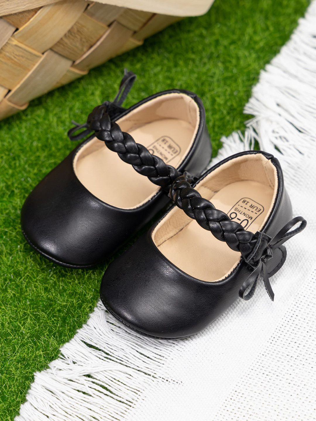 

NESKA MODA Girls Belly Booties, Black