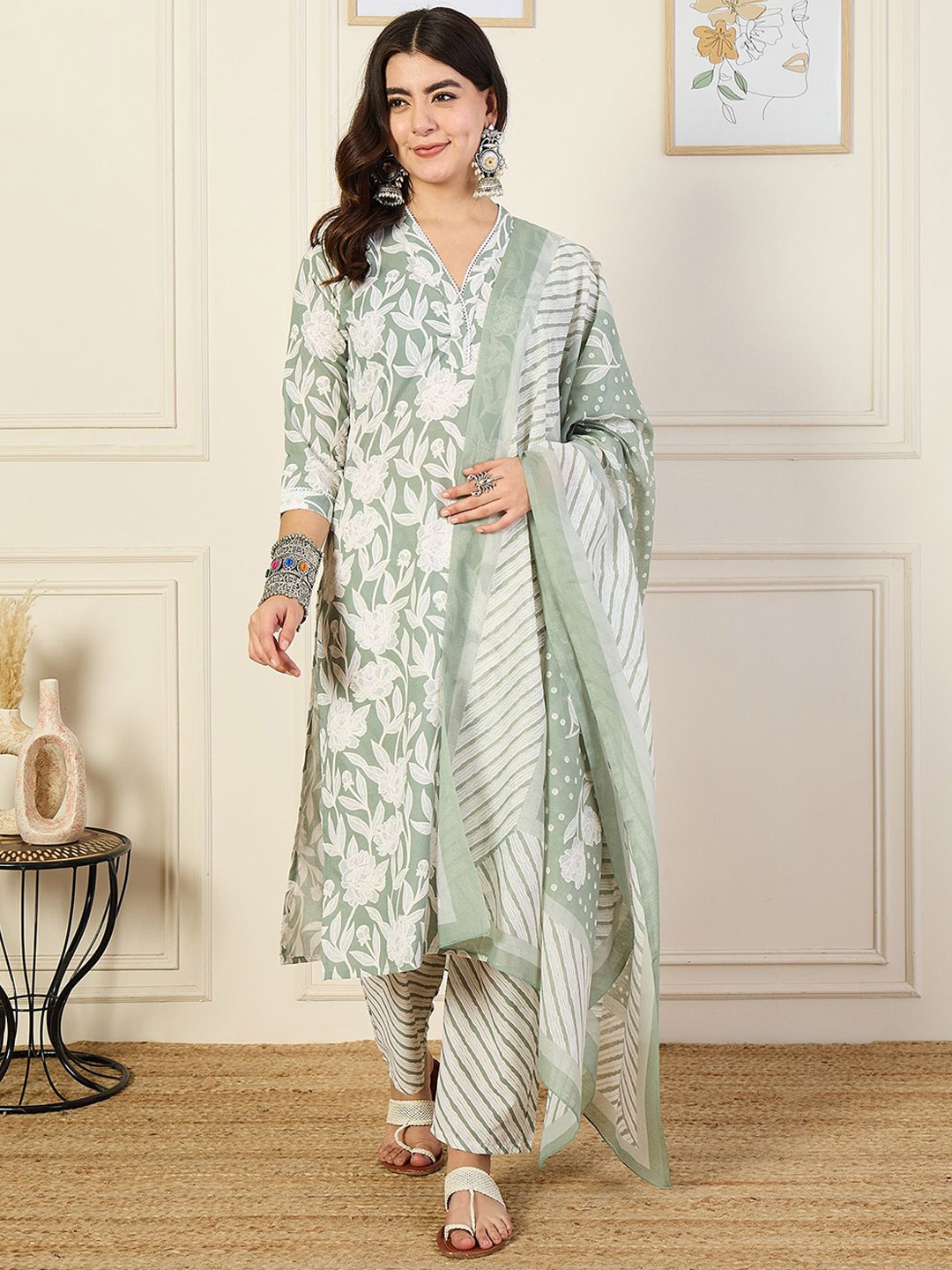 

KLOSIA Floral Printed V-Neck Straight Kurta With Trousers And Dupatta, Green