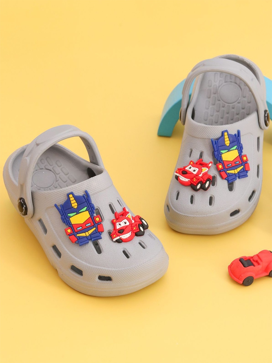 

Yellow Bee Boys Fun Racing Car Printed Clogs, Grey