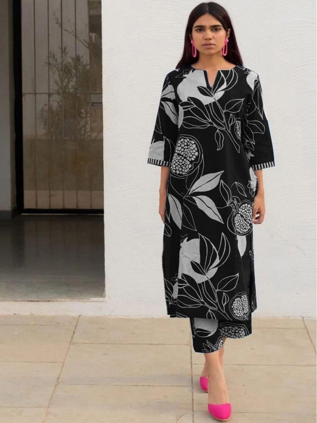 

DIVASTRI Floral Printed Notch Neck Straight Kurta with Trousers, Black