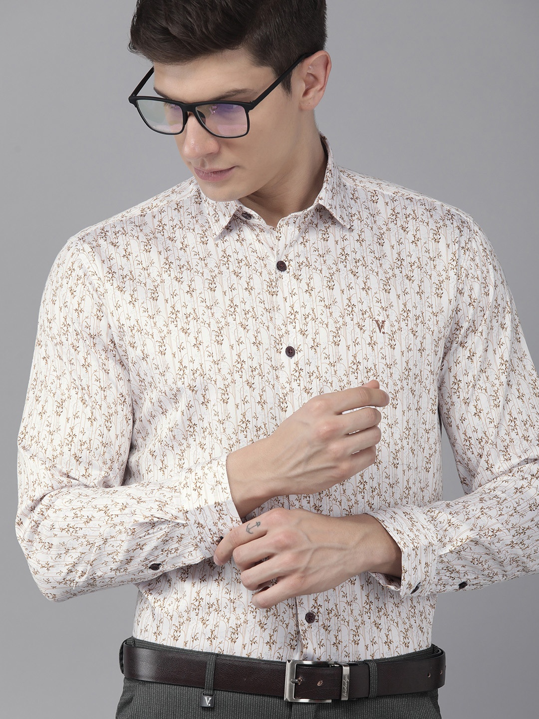 

V Dot Men White And Brown Slim Fit Floral Printed Pure Cotton Formal Shirt