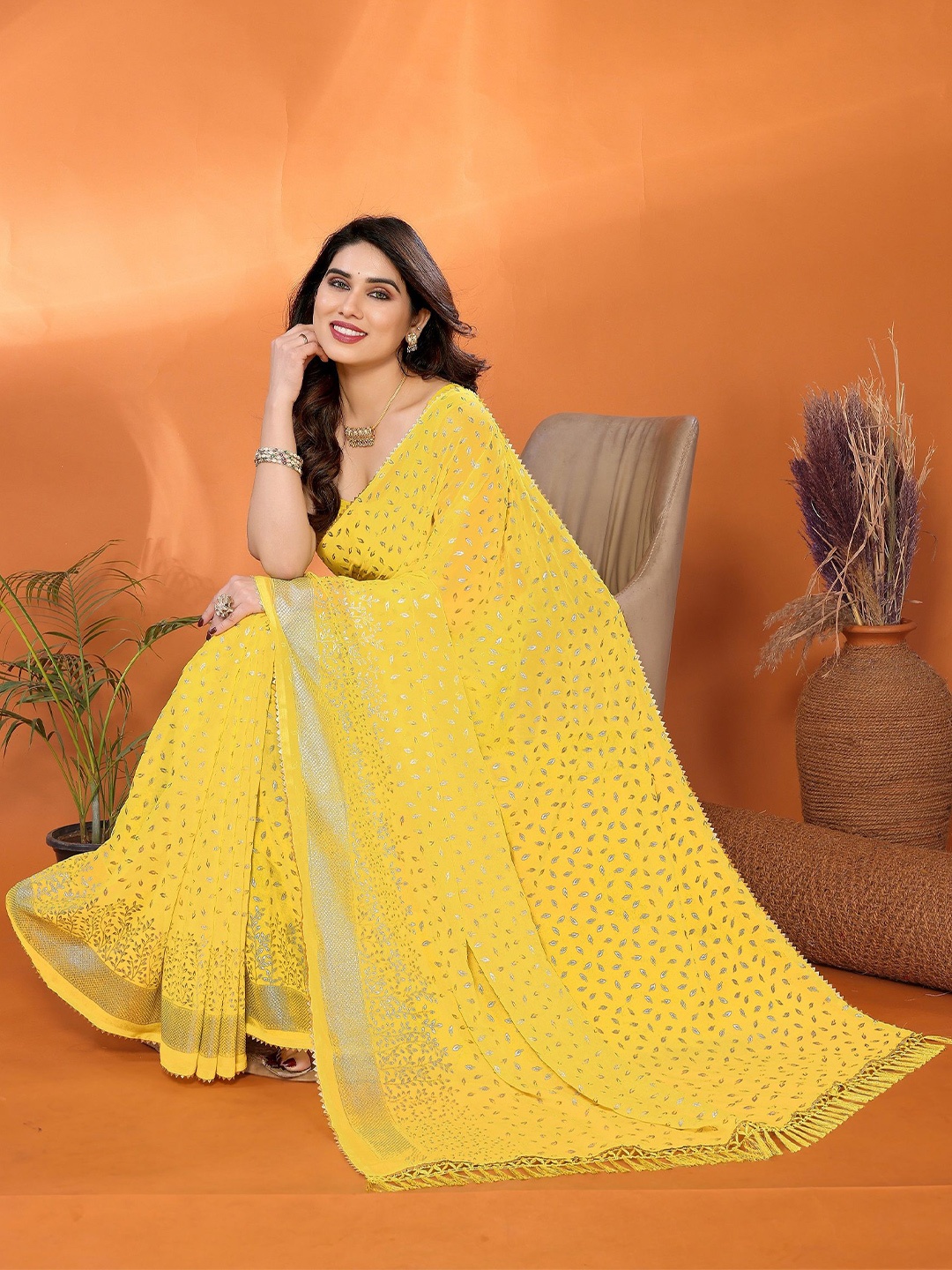 

VEDANT VASTRAM Embellished Saree, Yellow