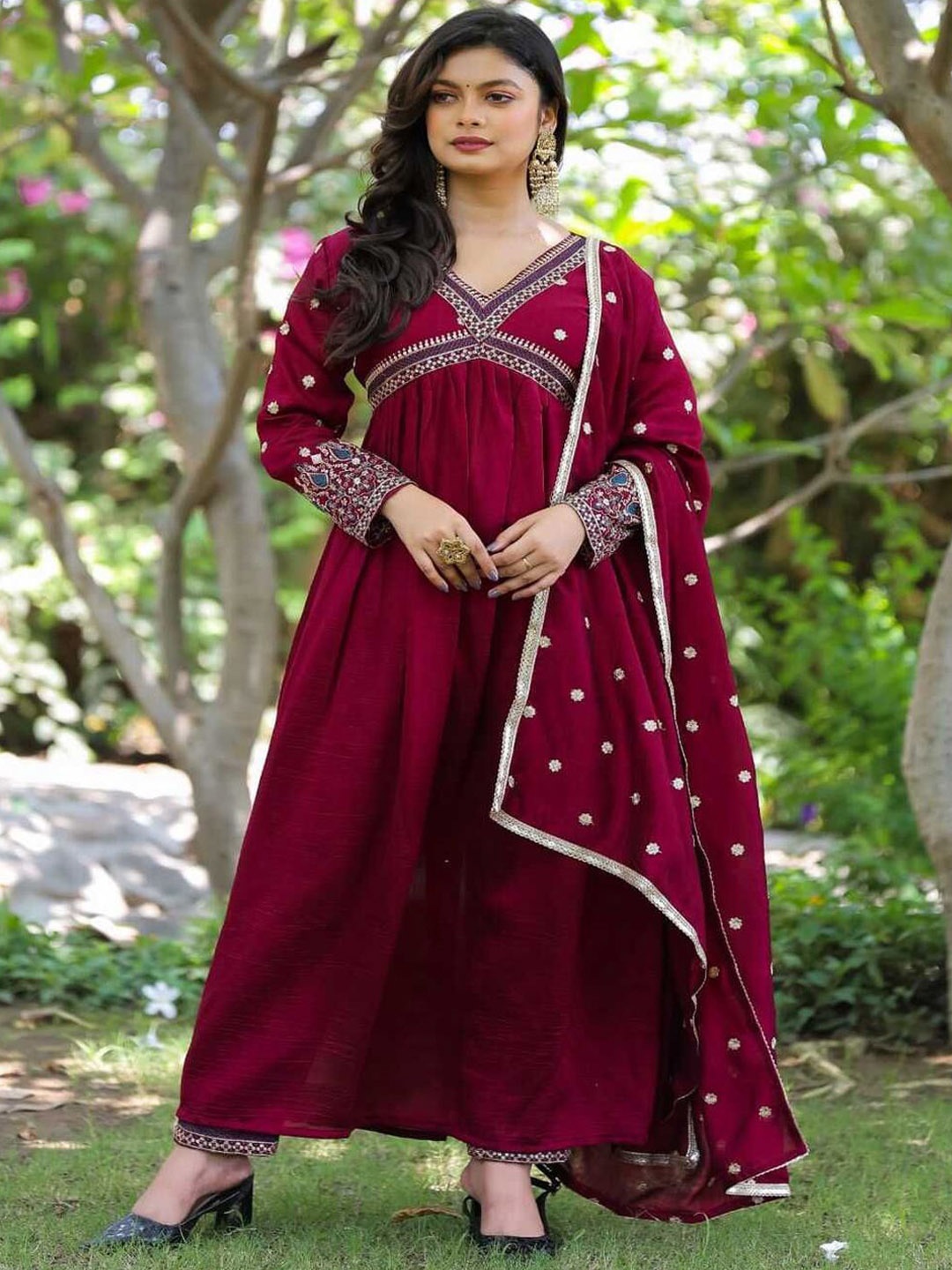 

DIVASTRI Floral Embroidered Sequinned Empire Kurta With Trousers & Dupatta, Maroon