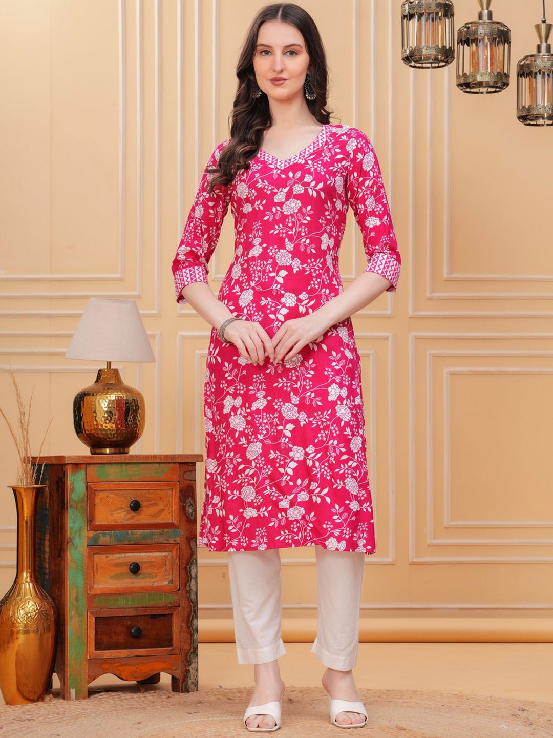 

Da Vastraagaar Floral Printed V- Neck Straght Kurta, Pink