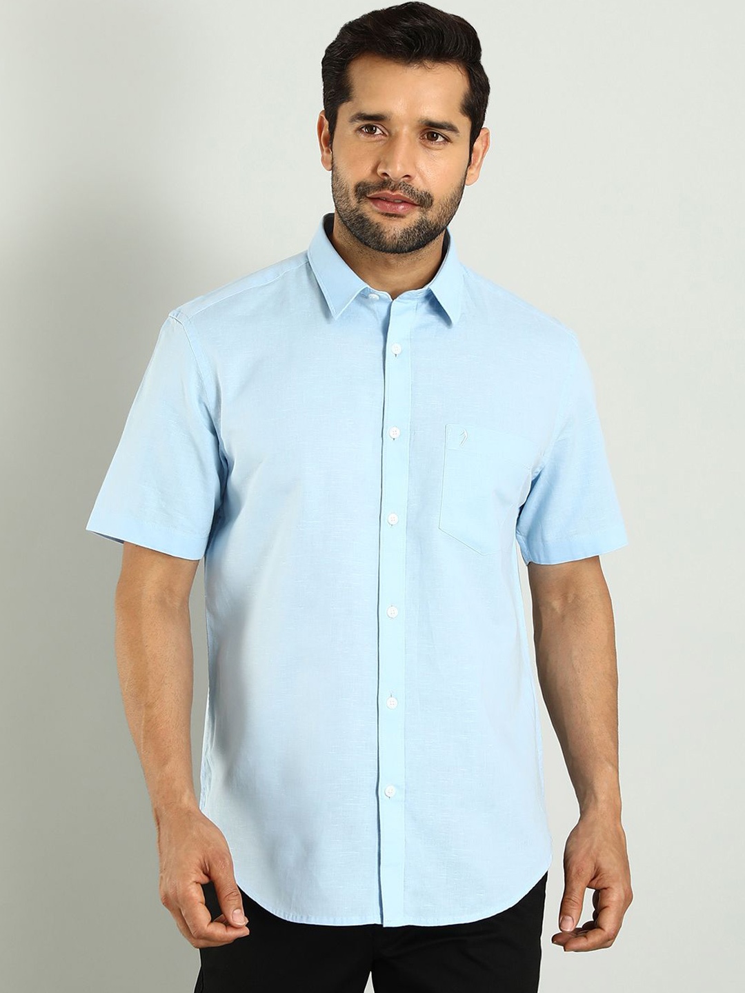 

Indian Terrain Men Classic Fit Spread Collar Solid Cotton Casual Shirt, Blue