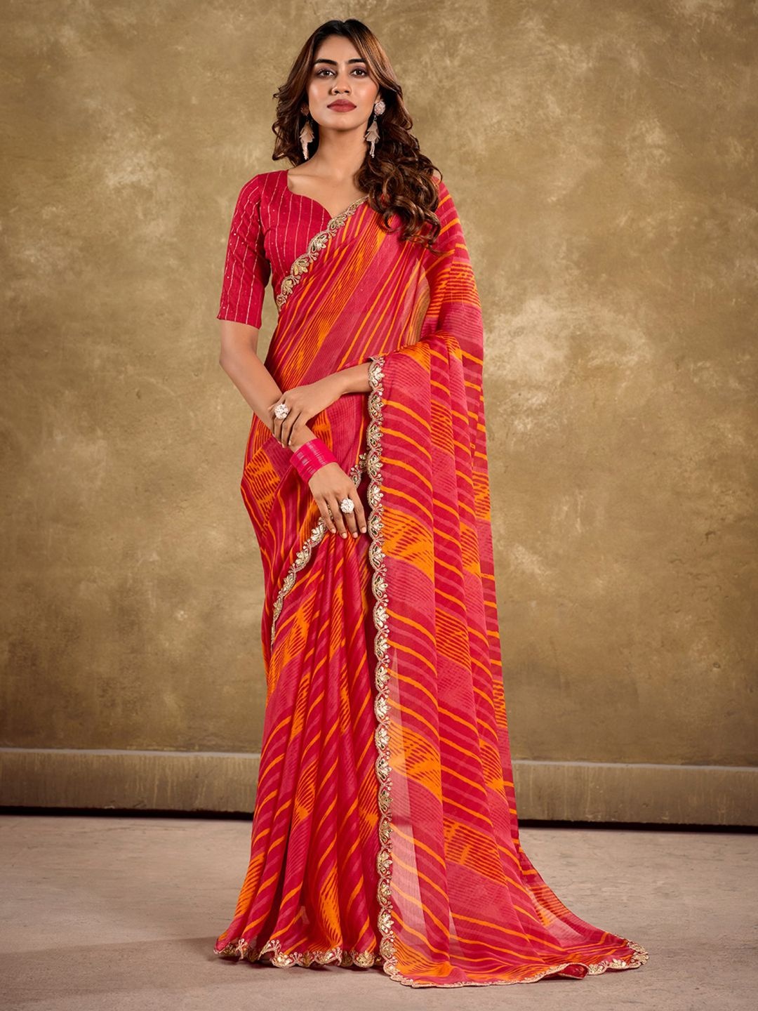 

DIVASTRI Leheriya Embellished Poly Chiffon Saree With Unstitched Blouse Piece, Red