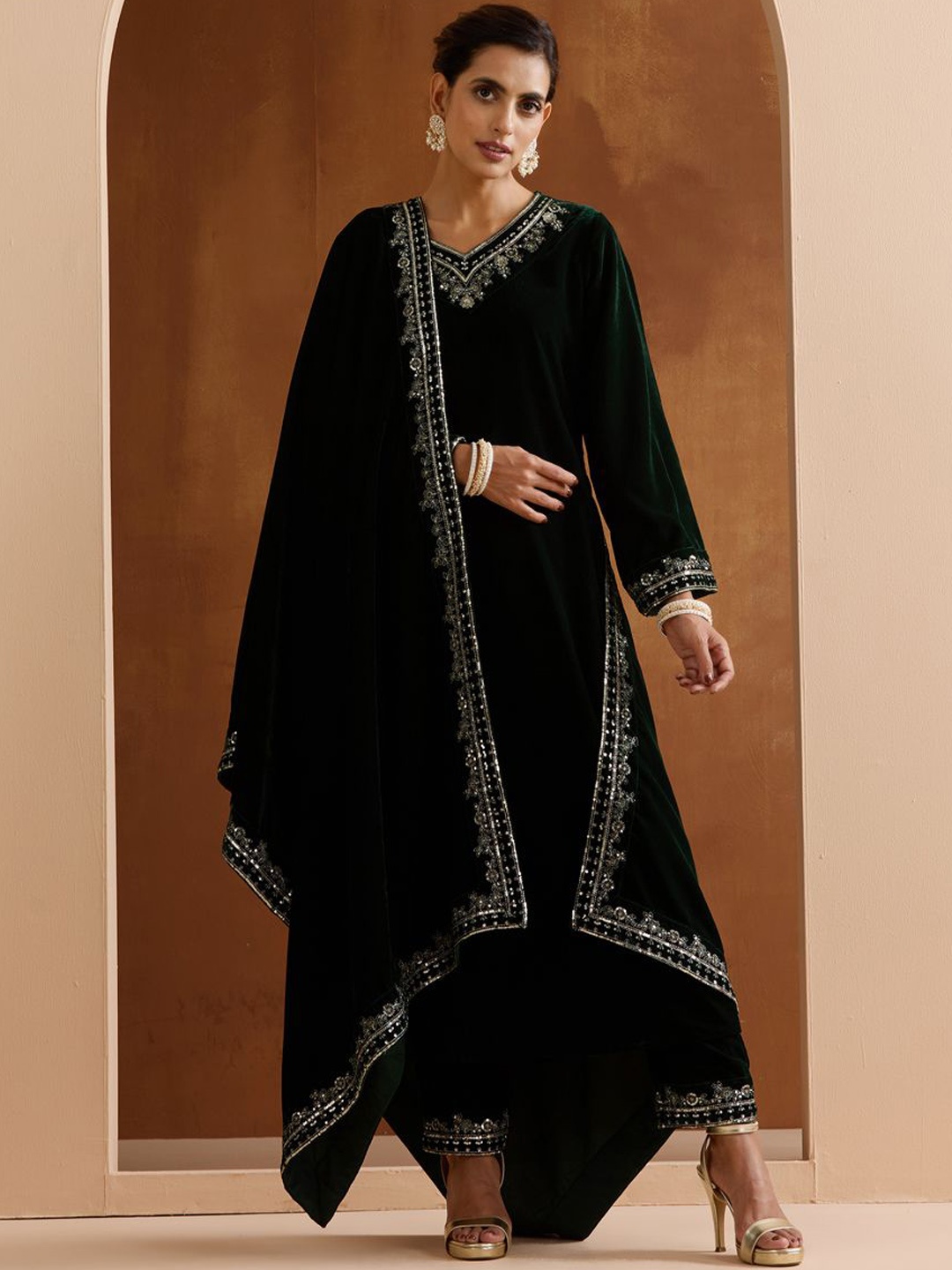 

Ishin Floral Yoke Design V-Neck Sequinned Velvet Straight Kurta With Trousers & Dupatta, Green