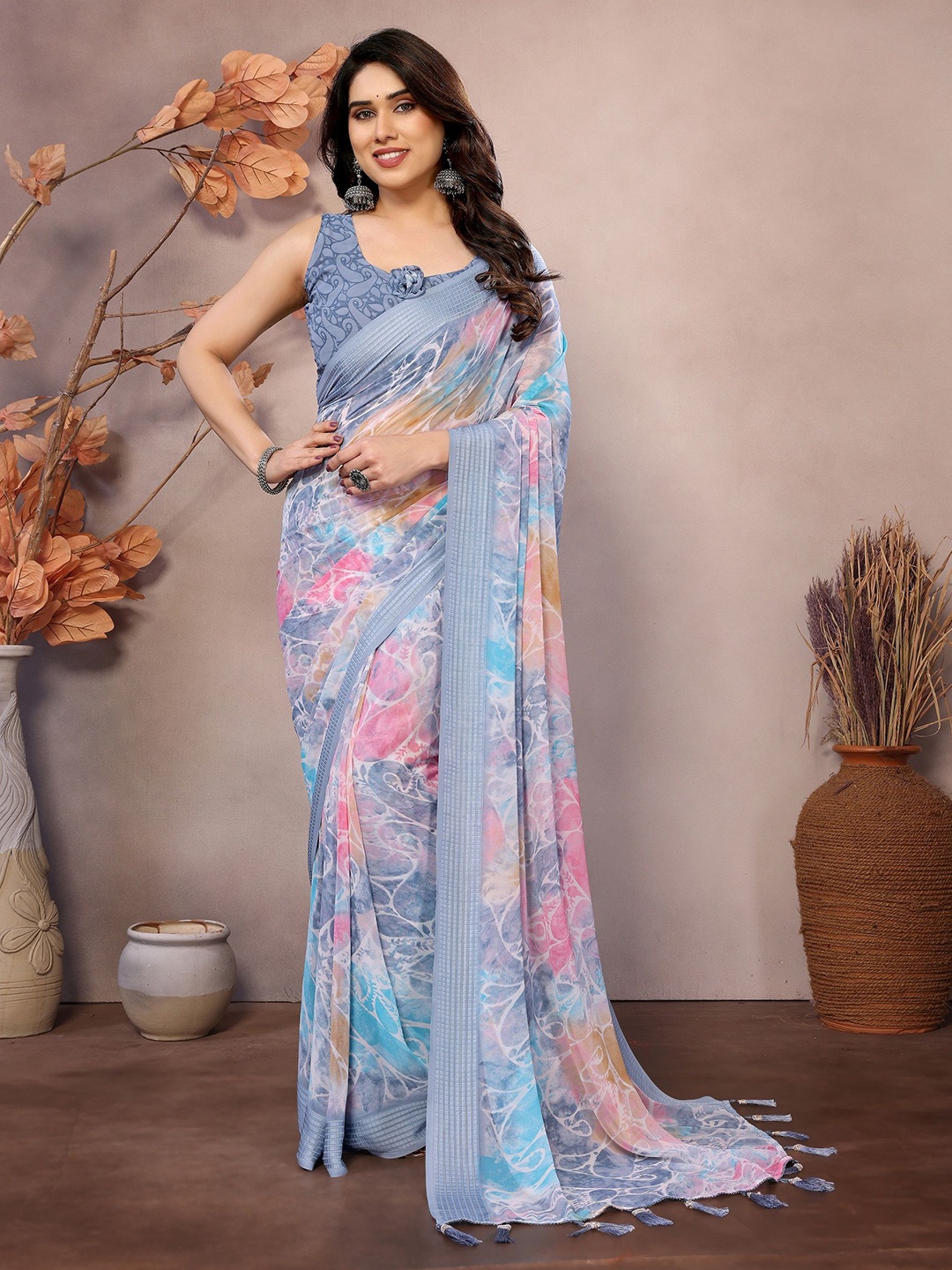 

VEDANT VASTRAM Floral Printed Saree, Grey