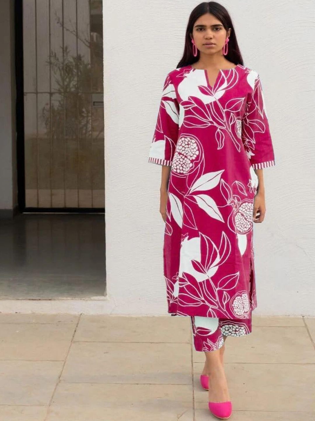 

DIVASTRI Floral Printed Notch Neck Straight Kurta With Trousers, Pink