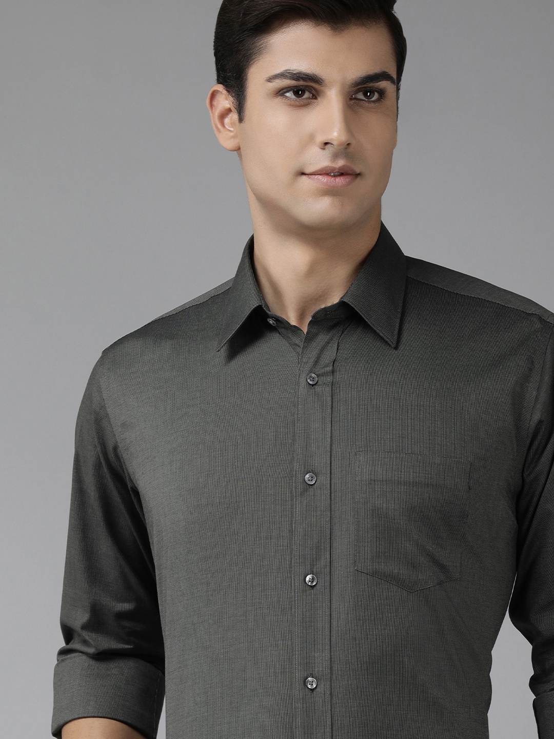 

Van Heusen Men Grey Solid Pure Cotton Formal Shirt