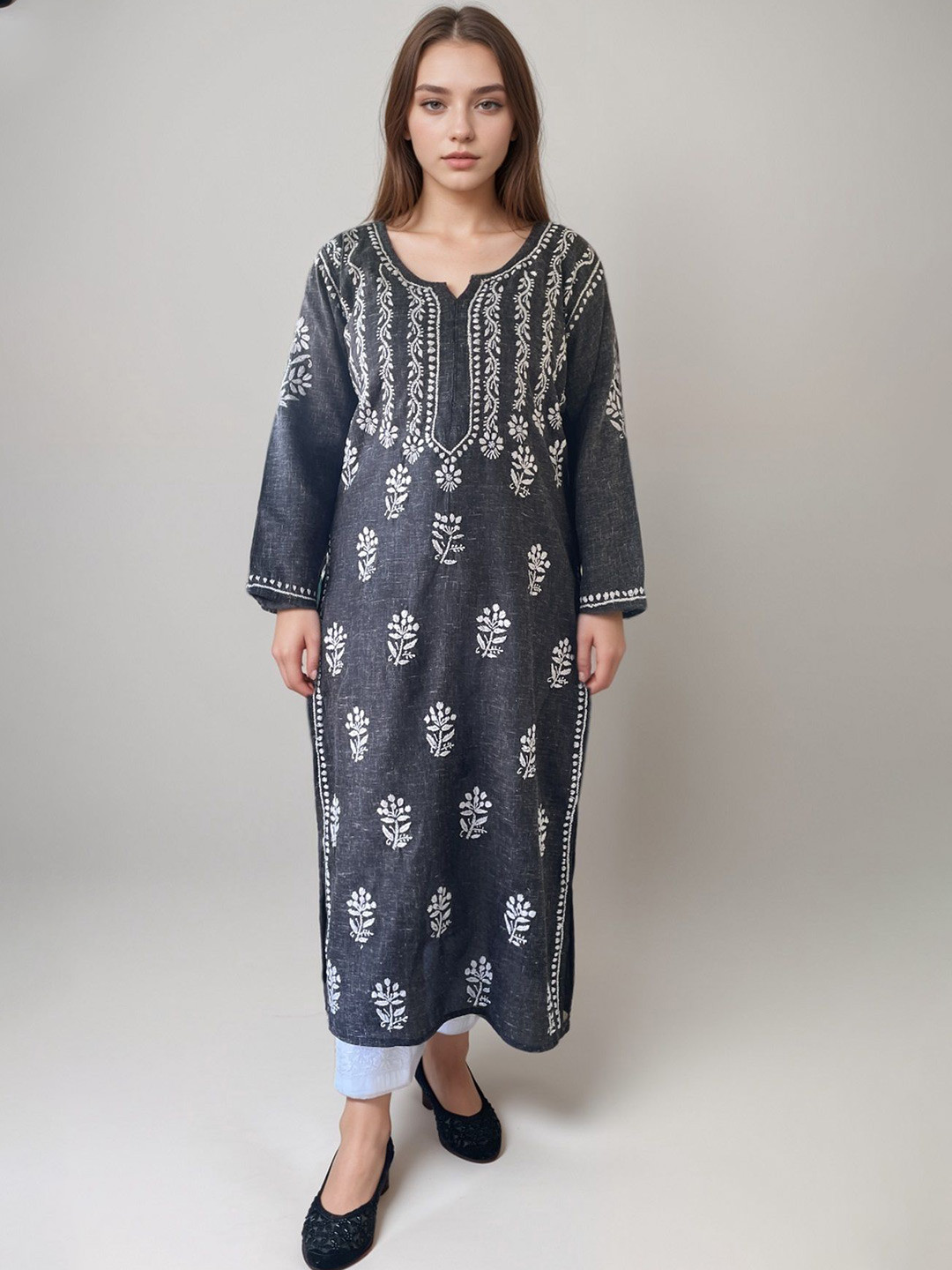 

Elaasa Floral Embroidered Notch Neck Chikankari Khadi Kurta, Black