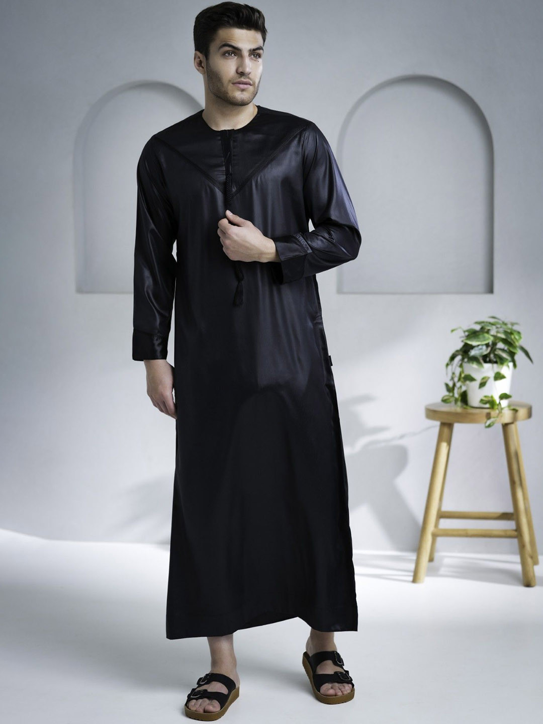 

MASHROO Men Thread Work Kurta, Black