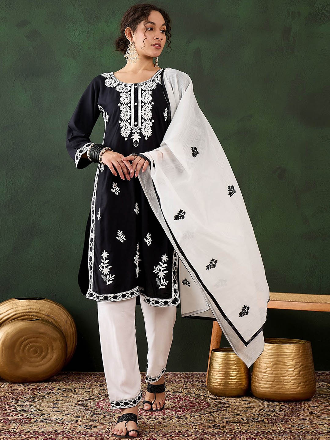 

MANVAA Women Paisley Embroidered Regular Thread Work Kurta with Salwar & With Dupatta, Black