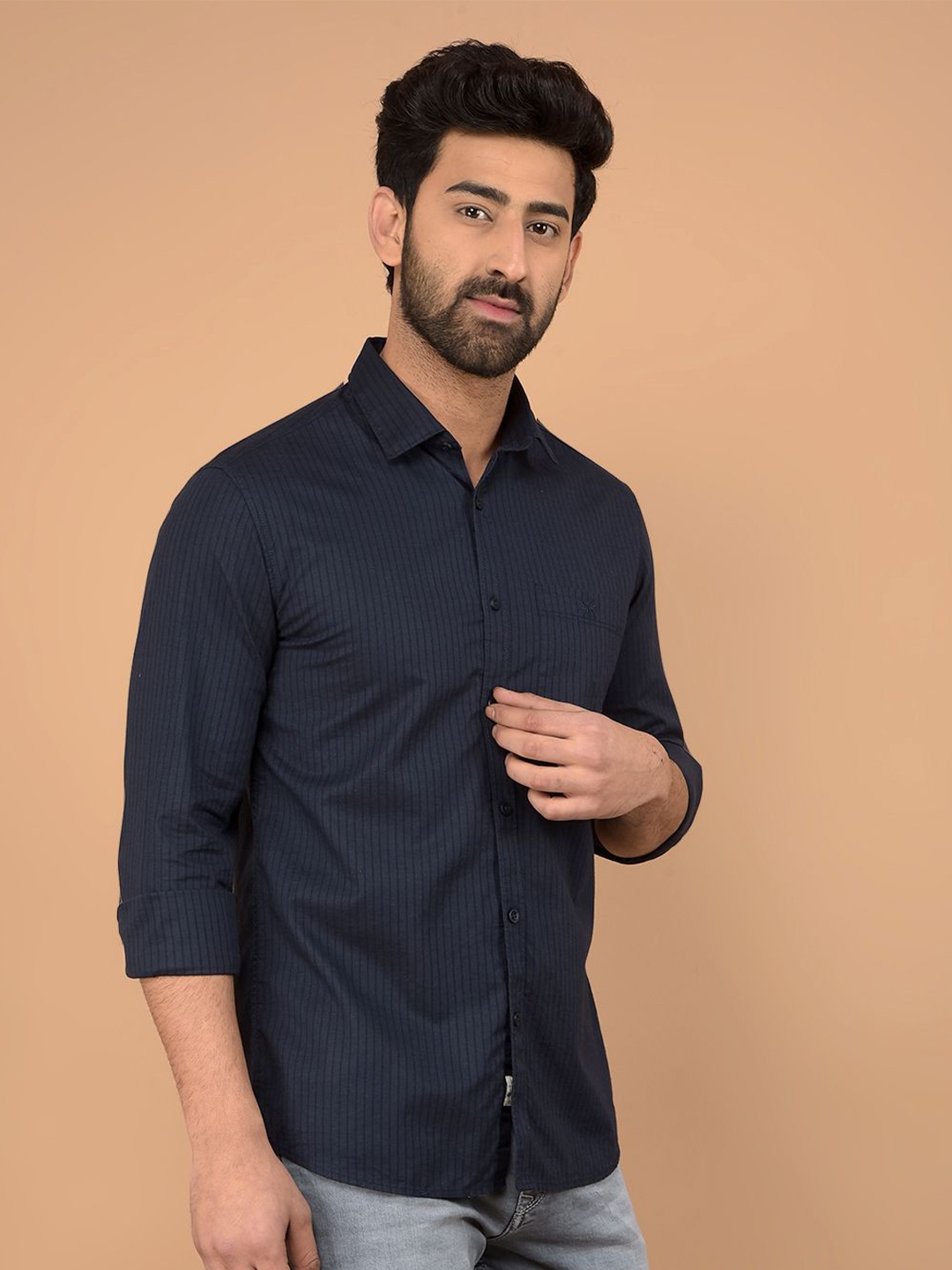 

Crimsoune Club Men Classic Fit Spread Collar Textured Cotton Casual Shirt, Navy blue