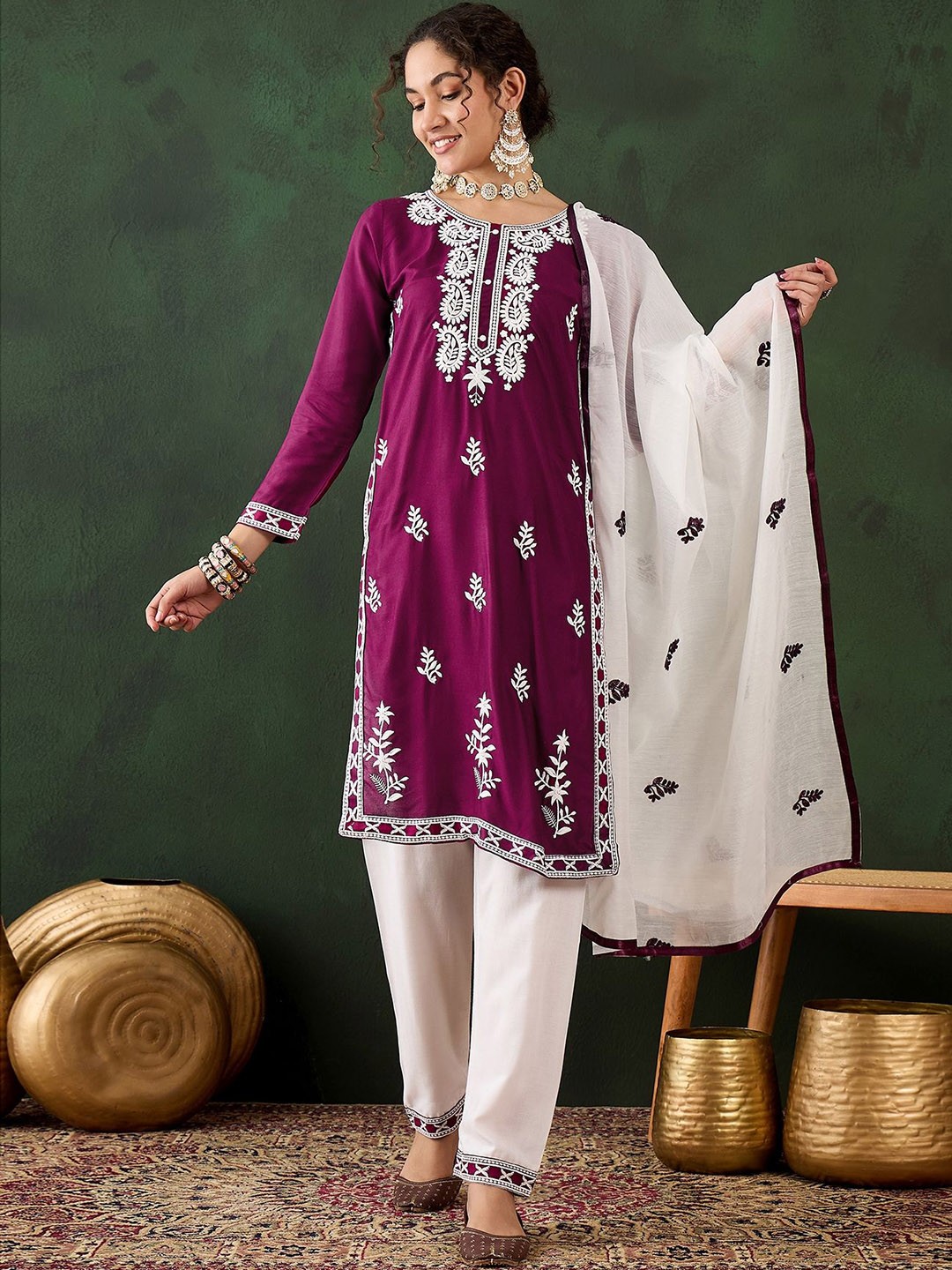 

MANVAA Paisley Embroidered Round Neck kurta With Trousers And Dupatta, Purple