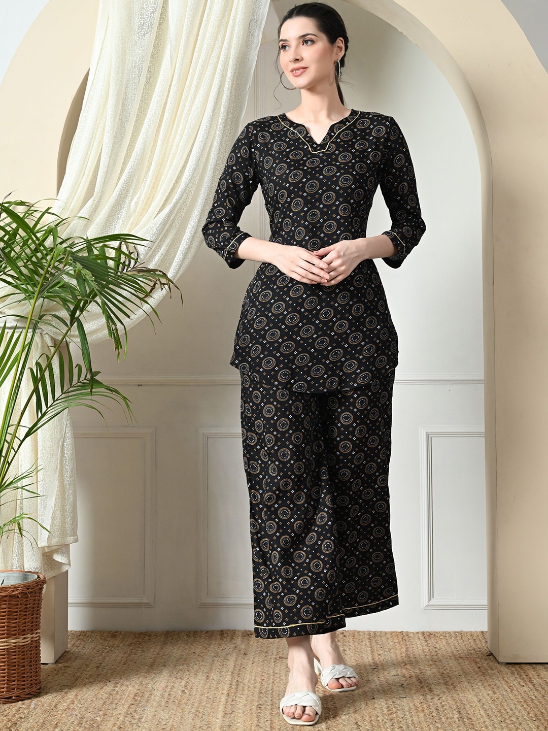 

Netreyam Bandhani Printed V-Neck Tunic With Palazzos, Black