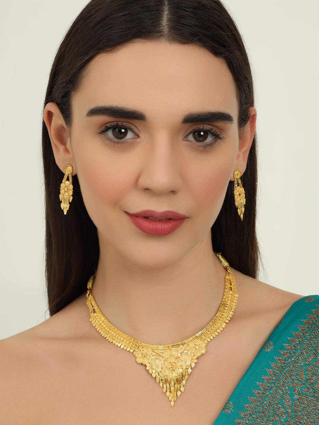 

Zhouse Gold-Plated Floral Textured Jewellery Set