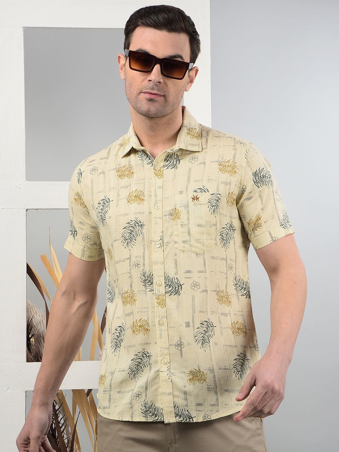 

Crimsoune Club Men Classic Fit Floral Printed Casual Shirt, Beige