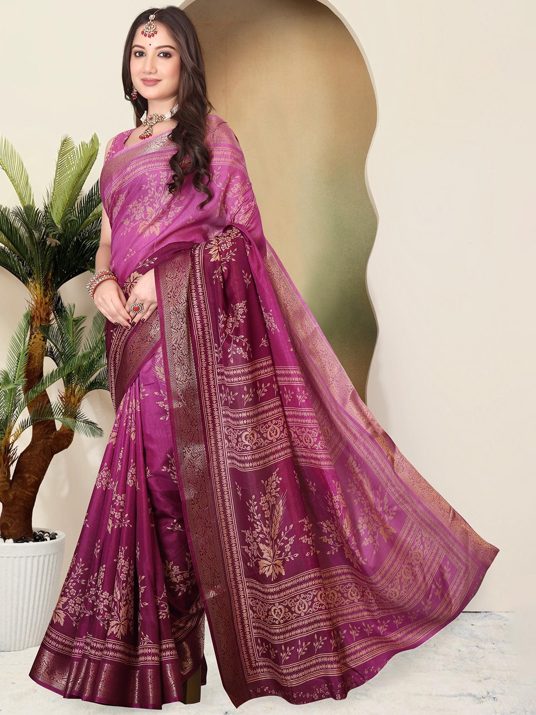 

MAGNEITTA Women Floral Printed Saree With Jacquard Border, Pink