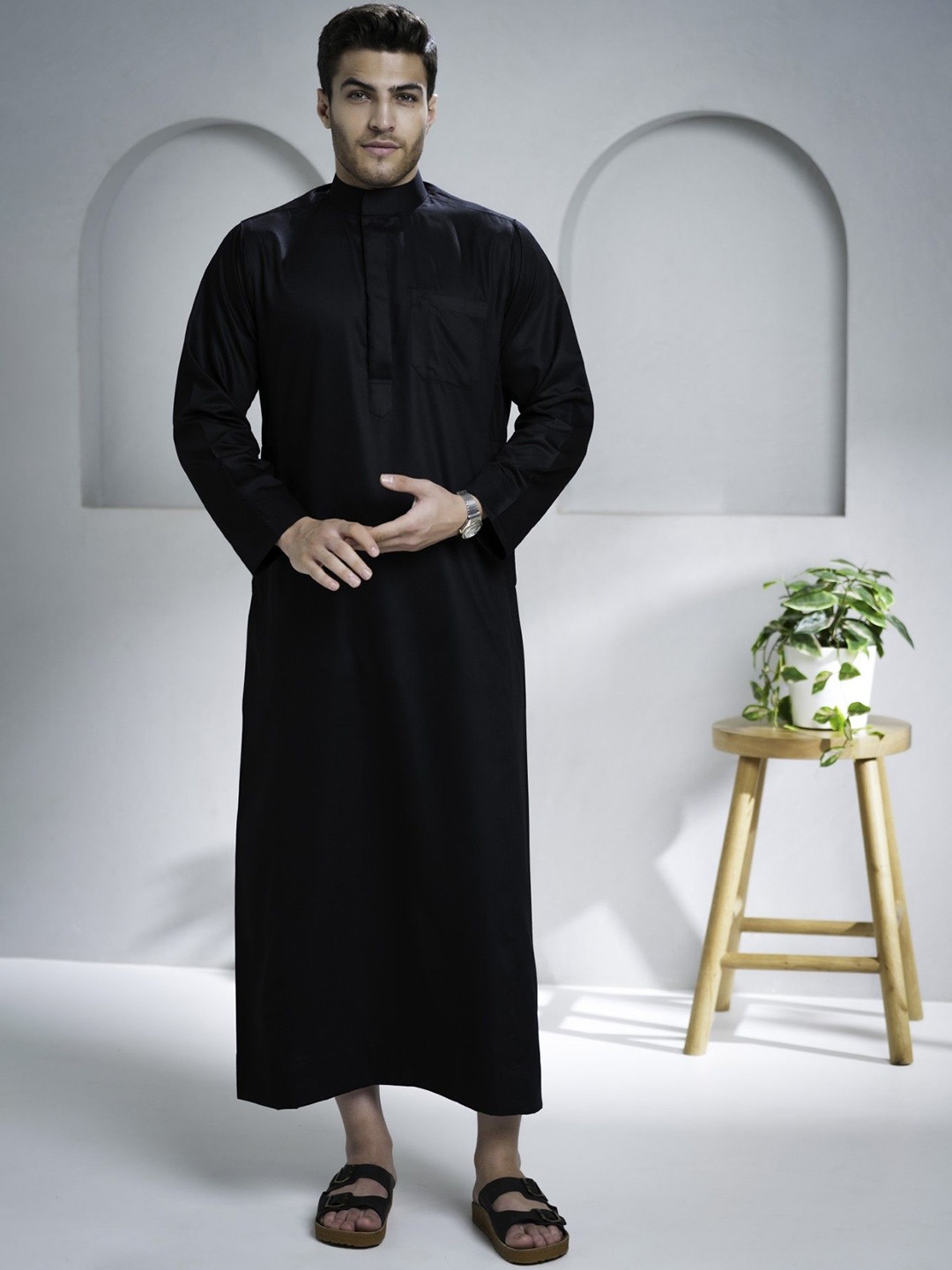 

MASHROO Mandarin Collar A-Line Kurvig Saudi 2.0 Black Thobe Jubba Kurta