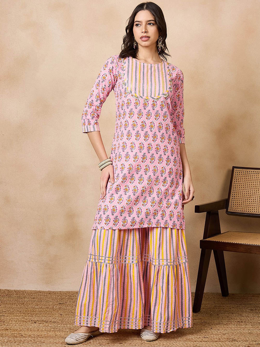 

DIVASTRI Floral Printed Gotta Patti Round Neck Pure Cotton Kurta with Sharara, Pink