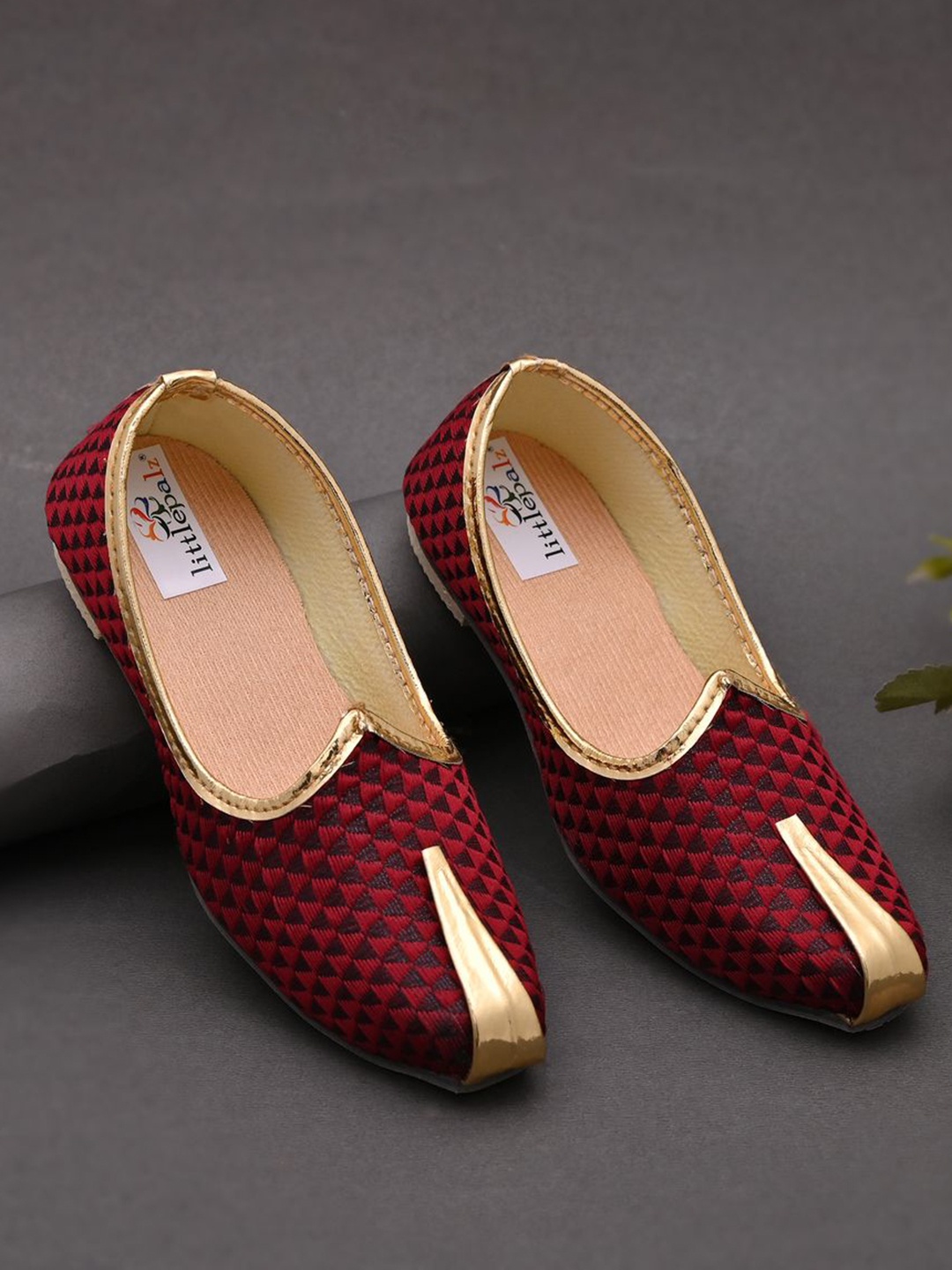 

Little Palz Boys Woven Design Mojaris, Maroon