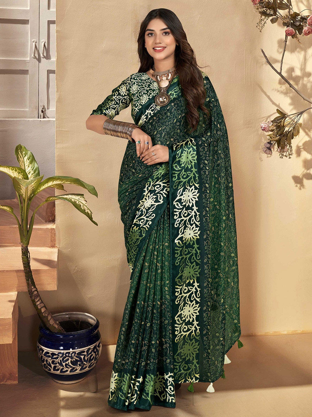 

DIVASTRI Printed Silk Blend Saree With Unstitched Blouse Piece, Green