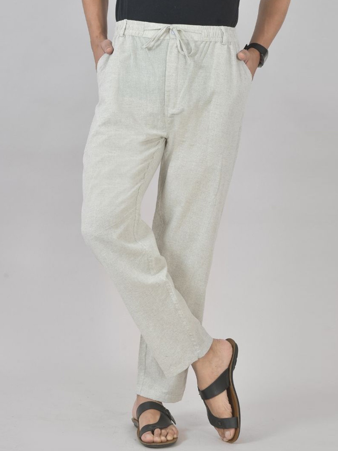 

Qashida Men Cotton Mid-Rise Relaxed Fit Trousers, Grey