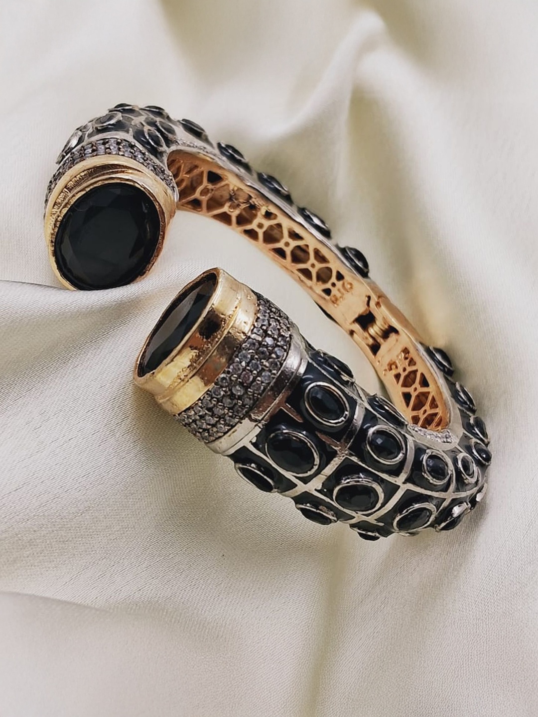 

QUEENS JEWELS Brass Artificial Stones Gold-Plated Kada Bracelet