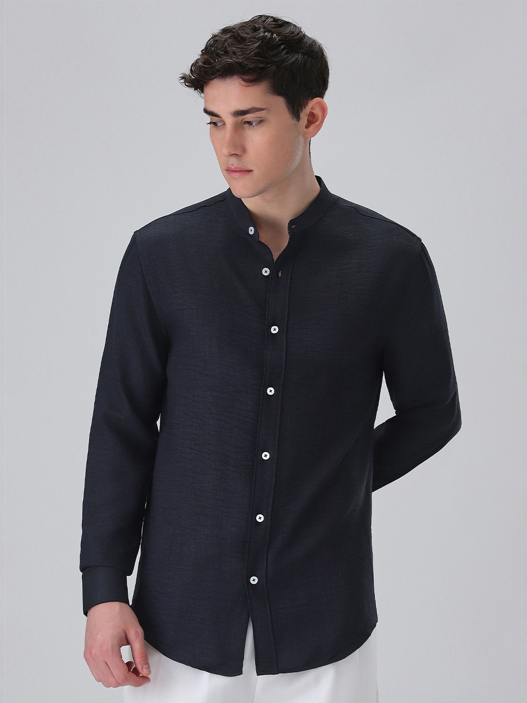 

Banana Club Men Dark Blue Mandarin Collar Shirt, Navy blue