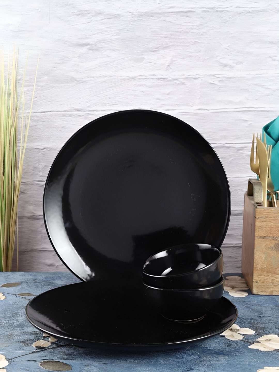 

Myntra Elegant Homes Black 4 Pieces Ceramic Glossy Dinner Set