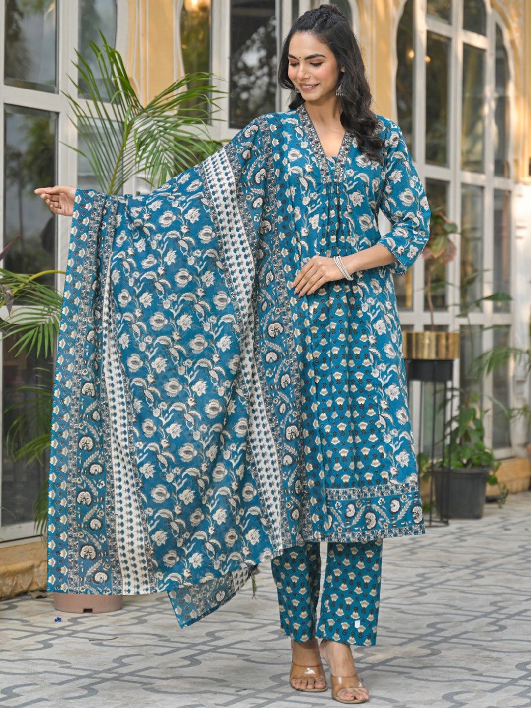 

AUTUMN LANE Floral Printed v-Neck Pure Cotton Kurta with Trousers And Dupatta, Blue