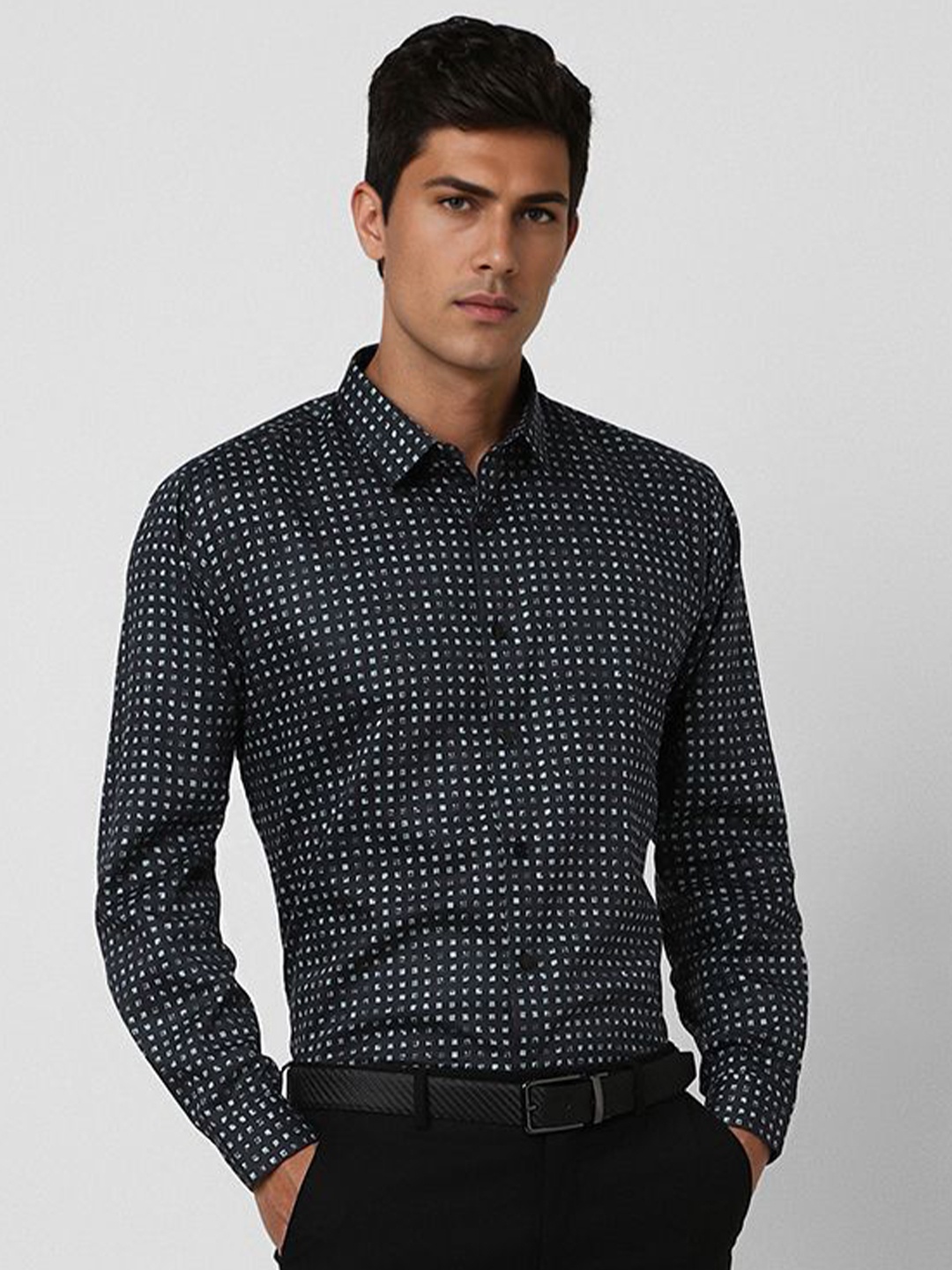 

V Dot Men Slim Fit Spread Collar Geometric Printed Cotton Formal Shirt, Black