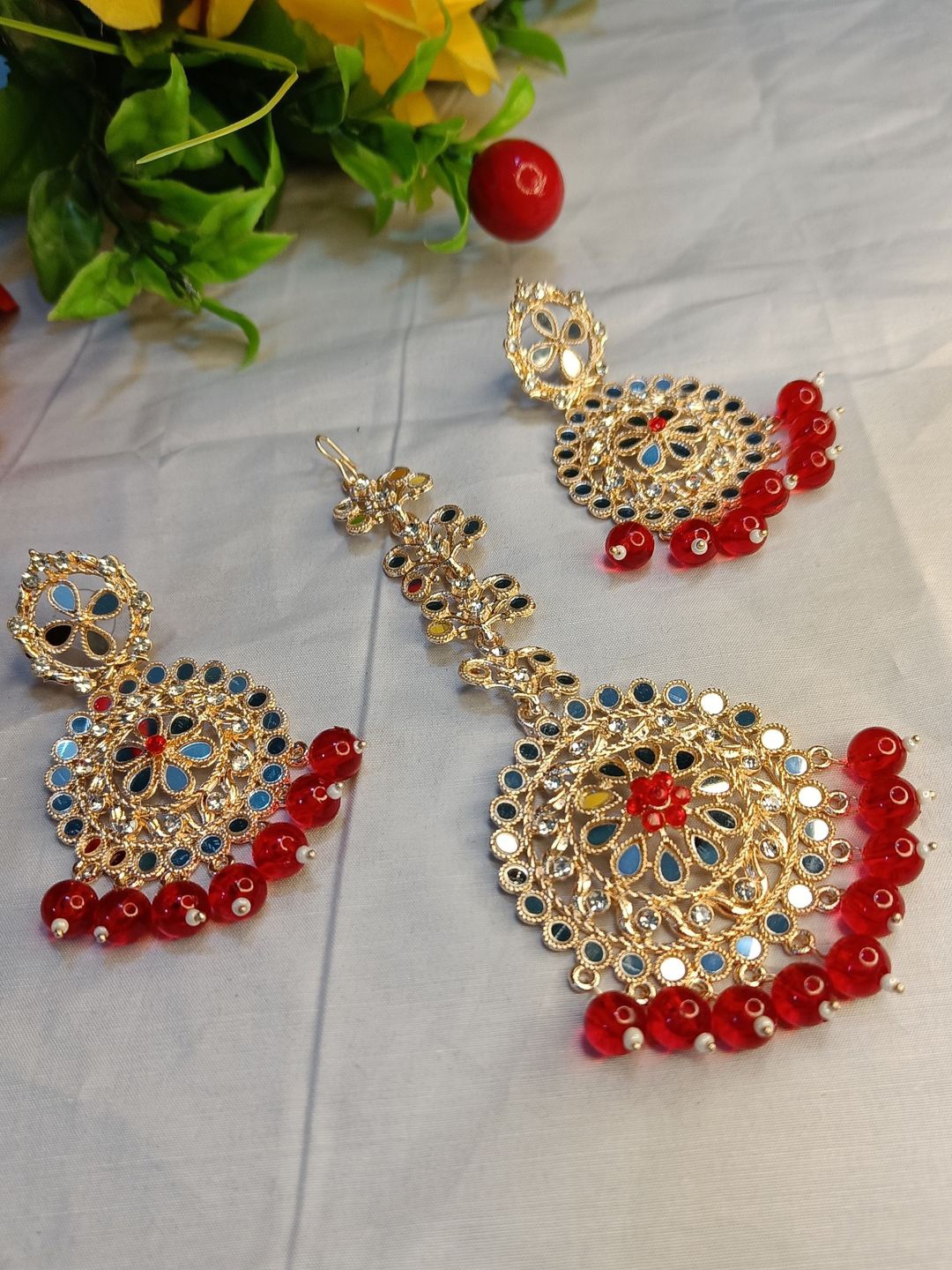 

DIVASTRI Gold-Plated Mirrors Studded & Pearls Beaded Maang Tika & Earrings, Red