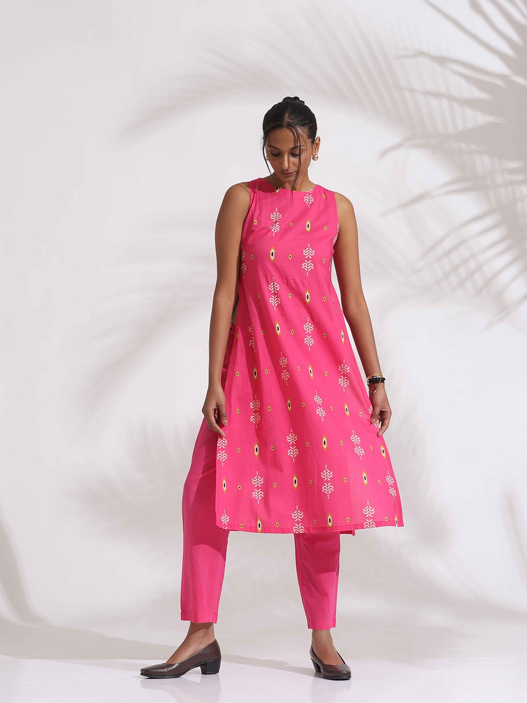 

trueBrowns Women Geometric Printed Regular Pure Cotton Kurta with Trousers, Pink