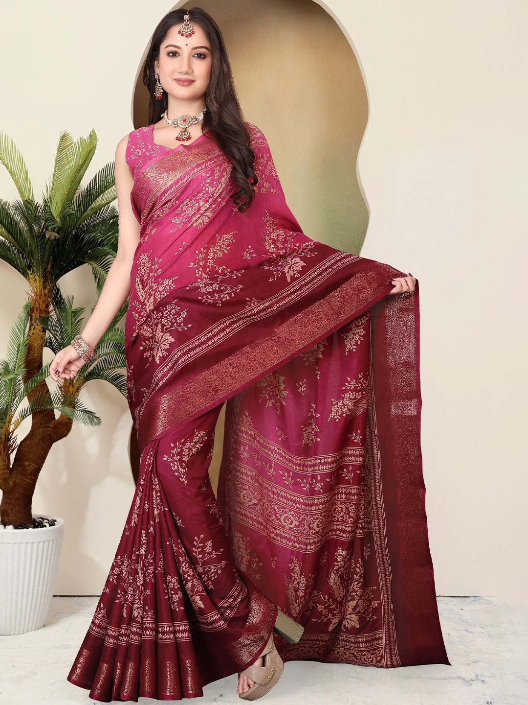 

MAGNEITTA Floral Woven Design Saree, Pink