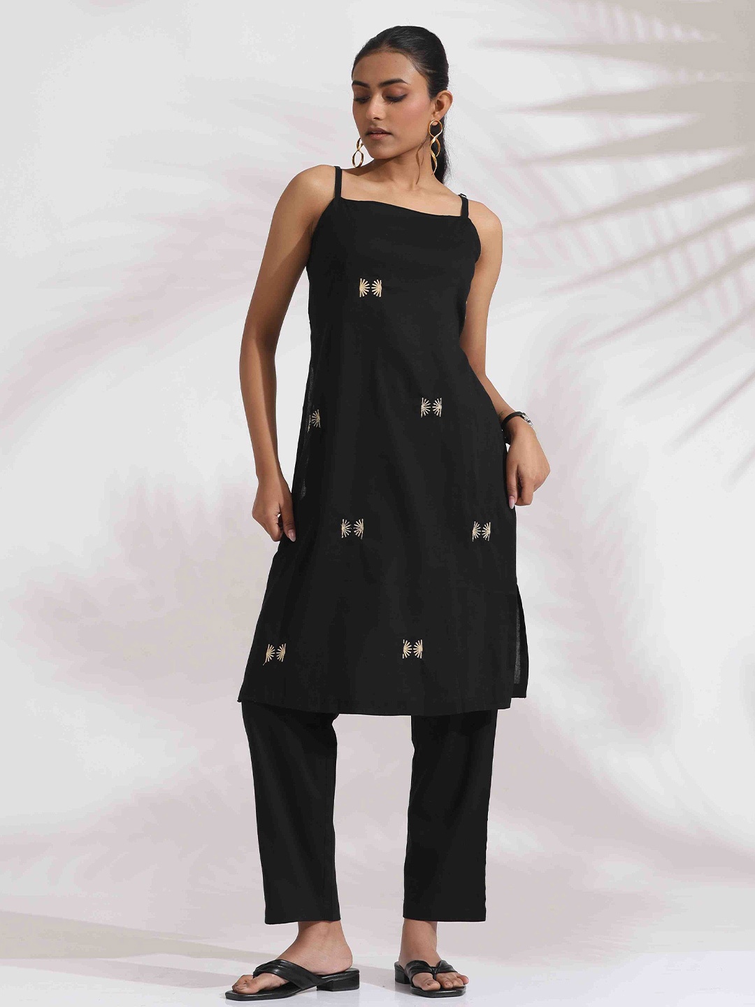 

trueBrowns Black Floral Embroidered Thread Work Cotton Straight Kurta Set
