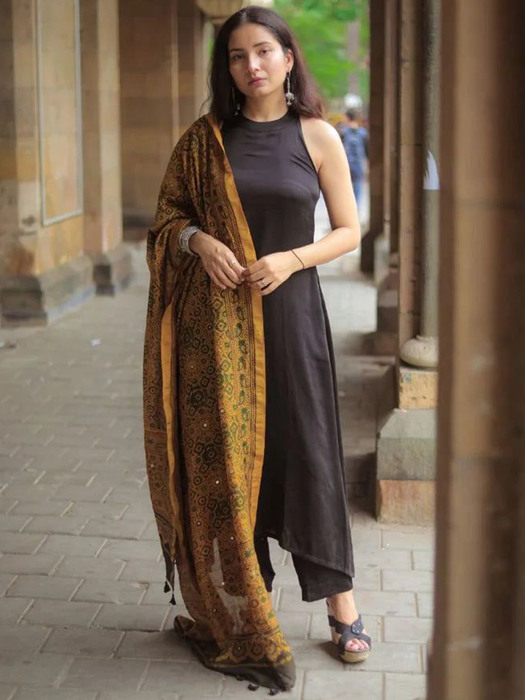 

GoSriKi Round Neck Sleeveless A-Line Kurta With Trousers And Dupatta, Black
