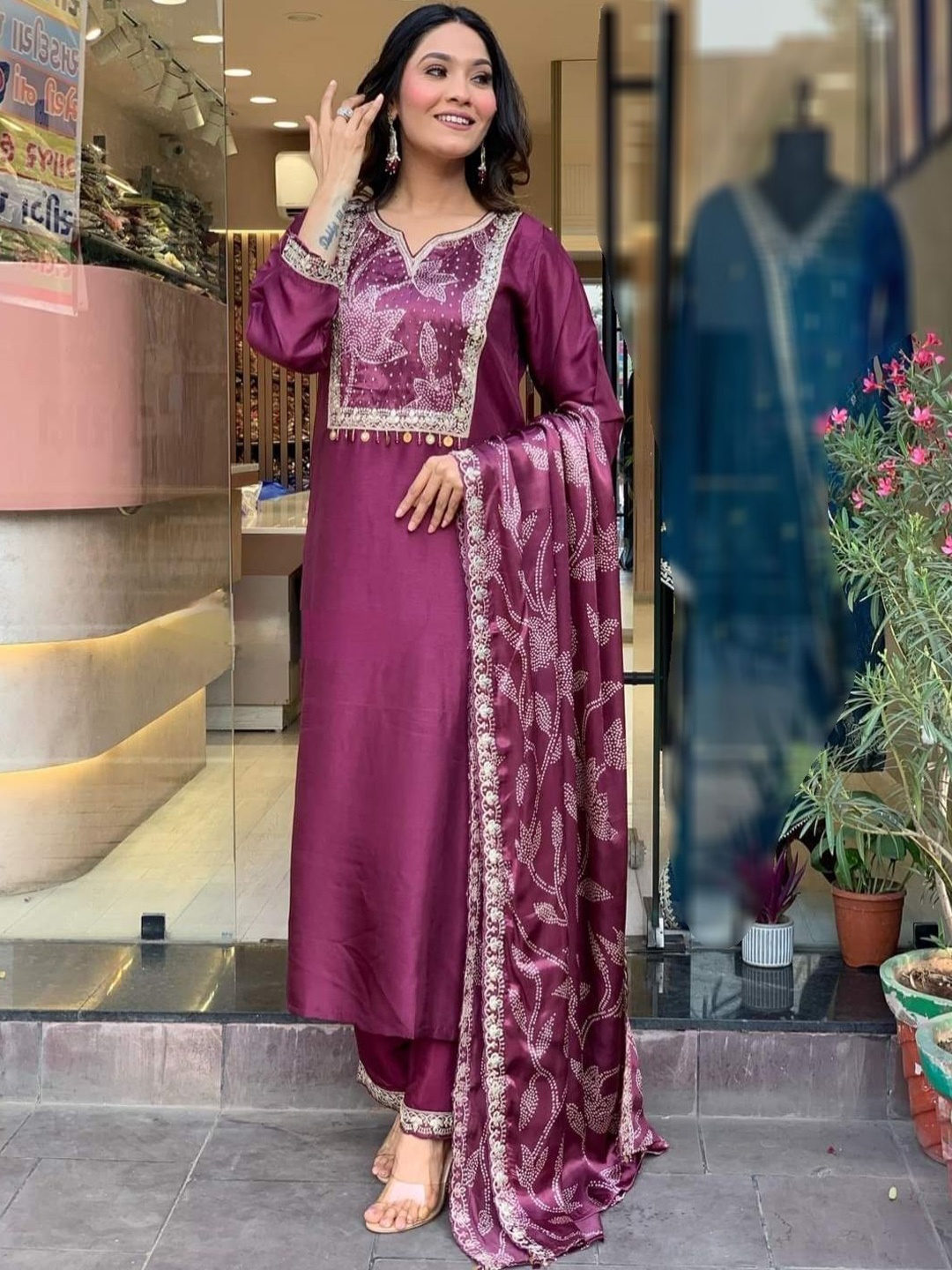 

DIVASTRI Floral Printed Beads and Stones Straight Kurta With Trousers & Dupatta, Lavender