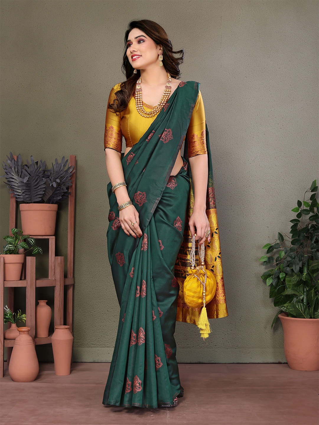 

VEDANT VASTRAM Floral Zari Banarasi Saree, Green